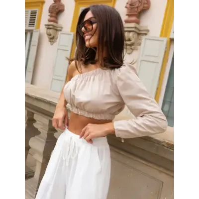 Krátka blúzka na jedno rameno béžová MODA5267