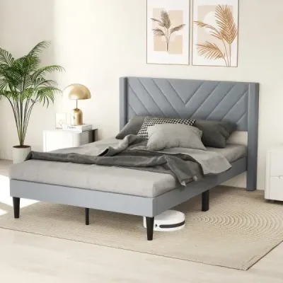 Rám postele pre matrac 200 x 140 cm. Čalúnený rám manželskej postele. Posteľ s plošinou a čelom. Sivá.