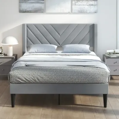 Rám postele pre matrac 200 x 140 cm. Čalúnený rám manželskej postele. Posteľ s plošinou a čelom. Sivá.
