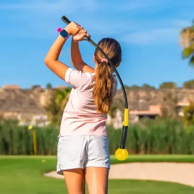 Pomôcka na trénovanie golfového švihu 80 cm tréningová pomôcka so záťažovou hlavou na rytmus úchopu flexibilitu rovnováhu žltá