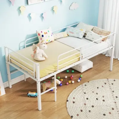 Nízka podkrovná posteľ Kovový rám postele s bezpečnostnými zábranami a 2 rebríkmi Rám postele biely