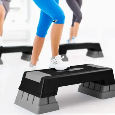 Výškovo nastaviteľný aerobikový stepper s 3 stupňami 12 / 17 / 22 cm Fitness stepper sivý
