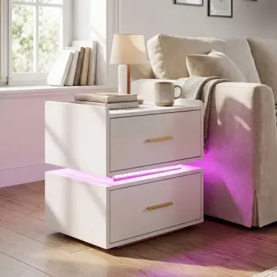 Nočný stolík s nabíjacou stanicou a LED osvetlením, 2 zásuvky, moderný, čiastočne zavesený, kovová podstava, biela