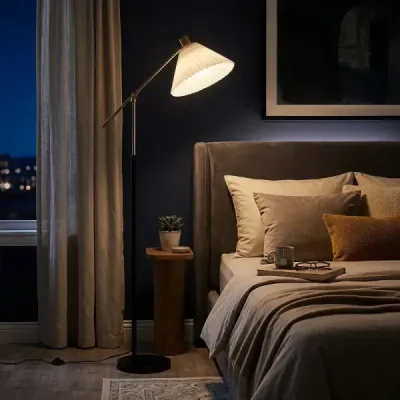 Stojaca lampa s nastaviteľnou výškou a uhlom natočenia, 157 cm, zlatá
