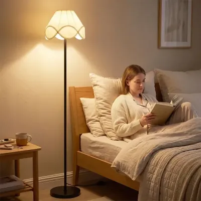 Stojaca lampa s reguláciou jasu, 159 cm, s plynule nastaviteľným jasom a látkovým tienidlom v čiernej farbe