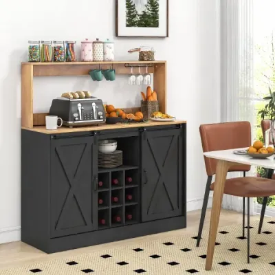 Kuchynská komoda v štýle farmárskeho domu s nabíjacou stanicou, regálom na víno a držiakmi na poháre – vinotéka, čierna