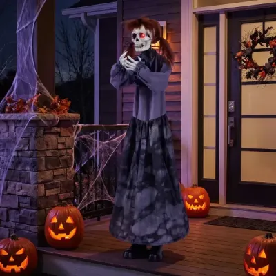 Halloweenska dekorácia: Stojace dievča so strašidelným zvukom, žiariacimi očami a pohyblivými rukami