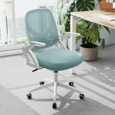 Ergonomická kancelárska stolička so sklápacími podrúčkami a hojdacou funkciou. Kancelárske kreslo v modrej farbe.