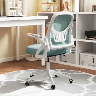 Ergonomická kancelárska stolička so sklápacími podrúčkami a hojdacou funkciou. Kancelárske kreslo v modrej farbe.