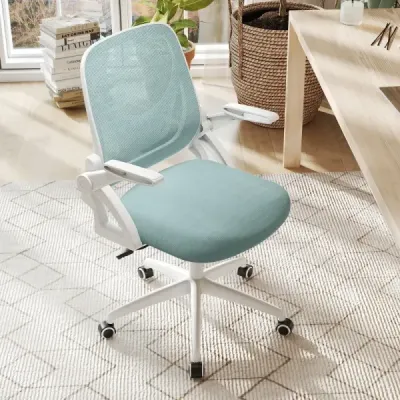 Ergonomická kancelárska stolička so sklápacími podrúčkami a hojdacou funkciou. Kancelárske kreslo v modrej farbe.