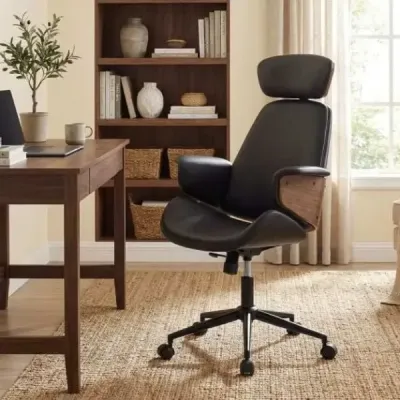 Ergonomická kancelárska stolička so zaoblenými podrúčkami, operadlom a opierkou hlavy. Kancelárske kreslo, otočné kreslo.