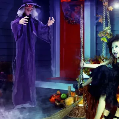 Halloween – animovaná visiaca čarodejnica, 180 cm, hovoriaca čarodejnica so svietiacimi očami, fialová