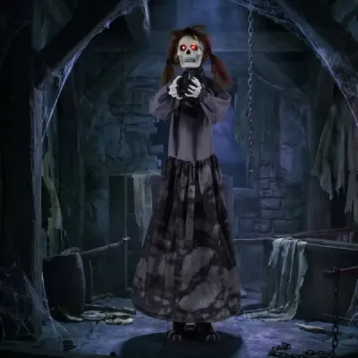 Halloweenska dekorácia: Stojace dievča so strašidelným zvukom, žiariacimi očami a pohyblivými rukami