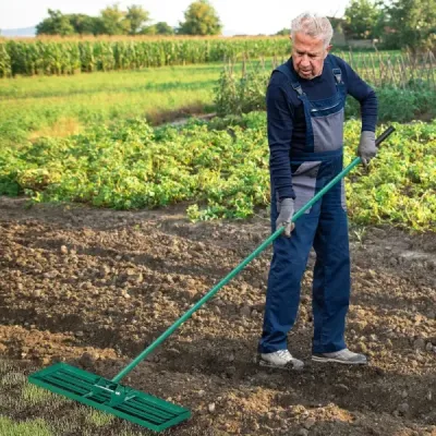 Vyrovnávacie hrable na trávnik s ergonomickou rukoväťou na zem 91 x 25 cm Zelené