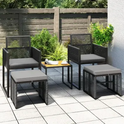 Sada 5 kusov ratanového záhradného nábytku vrátane 2 kresiel s vankúšmi a taburetom a stolíka na balkón