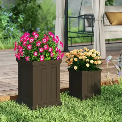 Sada 2 štvorcových kvetináčov, výška 48/31,5 cm, stohovateľné kvetináče odolné voči poveternostným vplyvom, kvetináče s drenážnymi otvormi, plastový kvetináč z PP, hnedý
