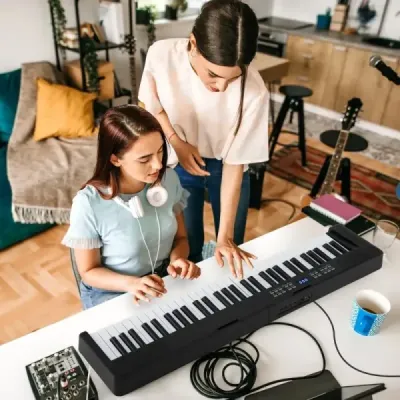 61-klávesová skladateľná klavírna klávesnica plnohodnotná elektronická klávesnica s funkciou MIDI a Split Čierna