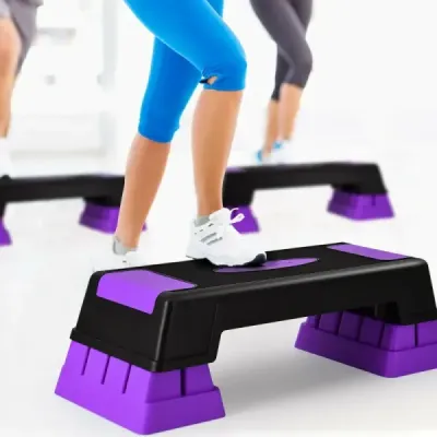 Aerobický stepper s nastaviteľnou výškou a 3 úrovňami (12 / 17 / 22 cm), fialový