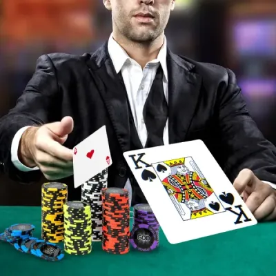 Pokerová súprava s 500 laserovými žetónmi & 2 hracími kartami & 5 hracími kockami & 3 žetónmi dealera & 2 kľúčmi