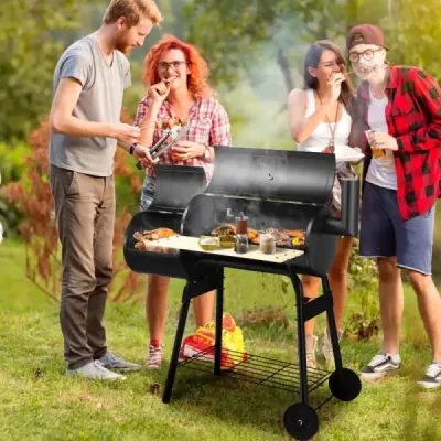 BBQ gril na drevené uhlie s kolieskami grilovací vozík s vekom vonkajší gril 115 x 65 x 108 cm čierny