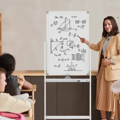 Obojstranná mobilná tabuľa so zásobníkom na perá a príslušenstvom do školskej kancelárie 60 x 90 cm biela